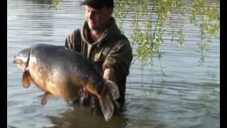 kev hewitt nails a 40Lb carp off the top