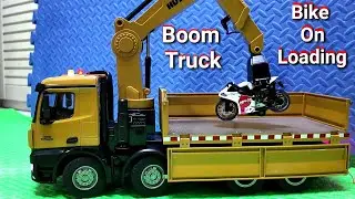 HUINA 1538 Boom Truck RC Car Grabbing Wood Dump Truck 3-in-1 Vehicle Model Dismounting The Bike.