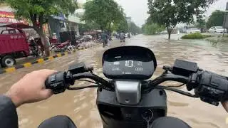 Driving Metro E8S Pro in rainwater, checking water-proofing of motor & batteries. @metroevehicles