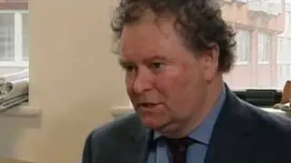 Christopher Hitchens vs Ratzinger (sub. Ita)- Avviso di garanzia per  Papa Ratzinger