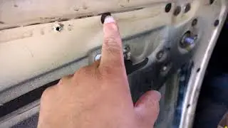Trocando  forro  da porta do fusca.