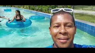 Kevin Danilo Paez e Isabel with daddy at lazy river