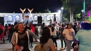 Lleno él zócalo de Tlapa de niños pidiendo dulces en el Halloween 🎃