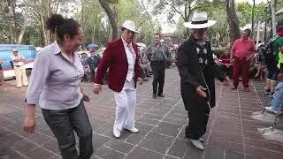 Bailando cumbia en  Plaza de la Ciudadela