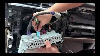 Land Rover dual - screen installation video