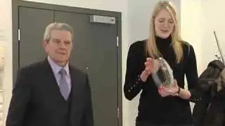 195cm girl gets an award.flv