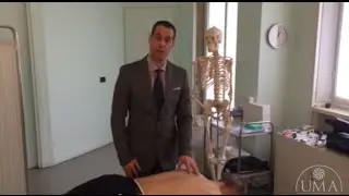 Chiropratico: aggiustamento di una vertebra bloccata