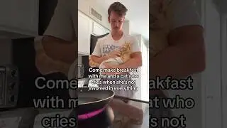 Making breakfast with my cat🐱