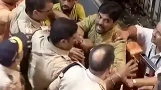 मुंबई Lalbaugcha Raja police fight | 'लालबागचा राजा&rsquo; मंडलच्या कार्यकर्ता आणि पोलीसांची धाकाबुकी live
