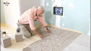 Poser du carrelage au sol dans une salle de bains  - Tuto bricolage avec Robert
