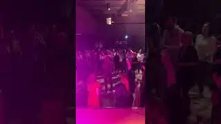 Saxofonista uprostřed parketu na firemn&iacute;m več&iacute;rku | Kongres Hotel Jezerka (4/2024)