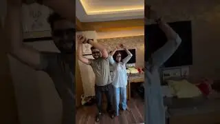 Groom ne final pose mein lagayi ek love sign ke saath pose#Bride #Groom #LoveSign #FinalPose