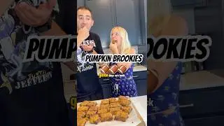 These pumpkin brookies are a guaranteed crowd pleaser for any game day! #brookies #pumpkin #gameday