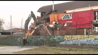 Contractors tear down Houston&rsquo;s Big Woodrow&rsquo;s building