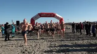 A Torre del Lago il Tuffo di Capodanno diventa Tuffo di Santo Stefano