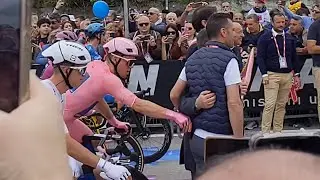 Mads Pedersen jokes with Nibali - Giro d'Italia 2025