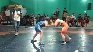 women wrestling