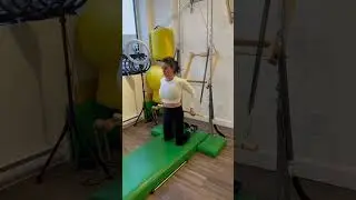 Long back stretch - pilates - tower exercise avec roll back bar