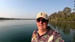Рыбалка на рассвете на озере Меримбула и вид под пирс.