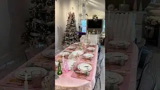 Pink Grinchmas Christmas Tablescape ~ Xmas Table Decor (ad)  #lenox #tablescape #traceofhearts
