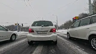 Jazda w zimie po mieście. 
