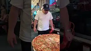 Посмотри на размер этого пирога, Миссури! Тампа, не тяни с куском! @madisonavenuepizza