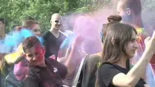 В Армавире в День молодежи провели фестиваль красок и концерт группы &laquo;Демо&raquo;