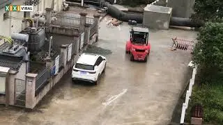 Forklift lifts construction materials to 3 meter high roof