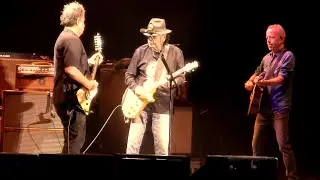 Carlos Santana helps Counting Crows w/ guitar 