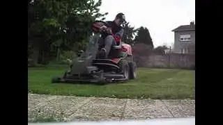 Tracteur tondeuse jonsered FR2216 rider 1/2