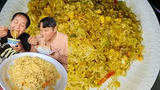 ผัดมาม่าใส่ไข่ฉลองกับความดีใจที่ได้รับข่าวดีสำหรับเรา2คน