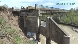 Через сильні зливи вода підмила міст між селами Битків та Пнів на Надвірнянщині