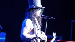 Guns N' Roses Guitarist Slash Pays Tribute to Foo Fighters Taylor Hawkins At concert