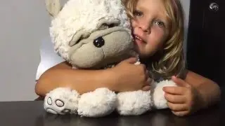Ника показывает свою коллекцию собачек Nika shows her dogs toys