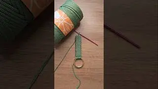 Al&ccedil;a simples, toda trabalhada em pontos baix&iacute;ssimos. #bolsadecroche #crochet #alcadecroche
