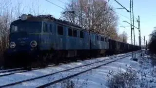 ET41-042 ze składem węglarek, przejeżdża obok lubelskiego Starego Gaju 03.12.2016