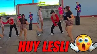Lesli si sabe mover el cuchumbo.