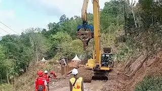 Excavator sudah melindas kabel las saat meratakan jalan ampas di batu jomba