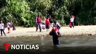 Cruza el río para que sus alumnos no pierdan sus clases | Noticias Telemundo