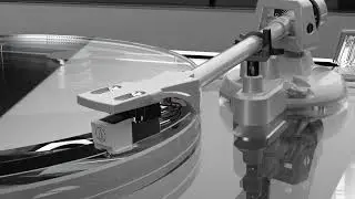 Audio Keeper | Product Details Display of Our Acrylic Turntable ICE1