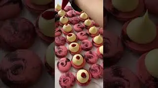 Vanilla ganache with raspberry confi #frenchmacaron #macarons #макарон #chocolateganache #makronky