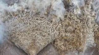 Cina, la potenza dell'acqua dopo l'apertura delle paratoie di una diga