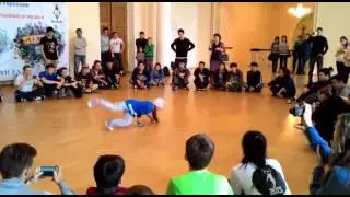 девочка танцует  брейк данс      Break-dance. the girl dances 11 октября 2015 Adema07