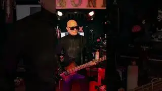 STRAIGHT UP 16TH NOTE RIFFAGE ON MY D-ROC BASS. You guys Rock&Rule M @DingwallGuitars
