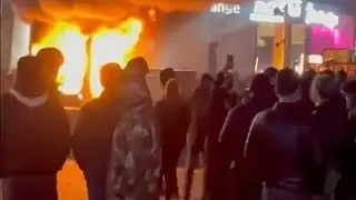 Ir&atilde;o: imagens mostram edif&iacute;cios governamentais em chamas com protestos em curso