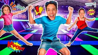 Henrique e amigos brincam no pula pula gigante - Universo Kids