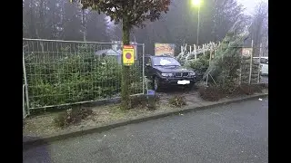 Autofahrer f&auml;hrt in Weihnachtsbaumstand in Clausthal-Zellerfeld