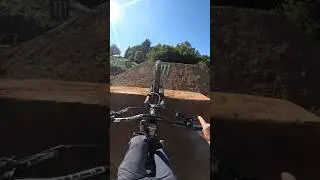 Backyard battle is insane 🥵 #mtb #downhill #downhillbike #bike #mountainbike #dirtjumps