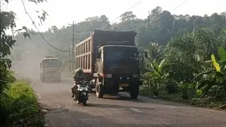 sangat mengerikan aksi supir mobil tangki yg mendahului mobil tronton muatan sawit ditanjakan.