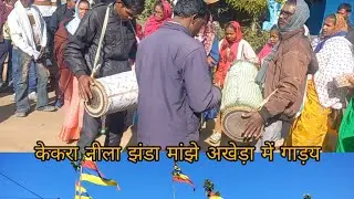 क्रिसमस के दिन गांव में चर्च खत्म होने के बाद माता-पिता और बच्चे खुशी से नाचते हुए 🎄